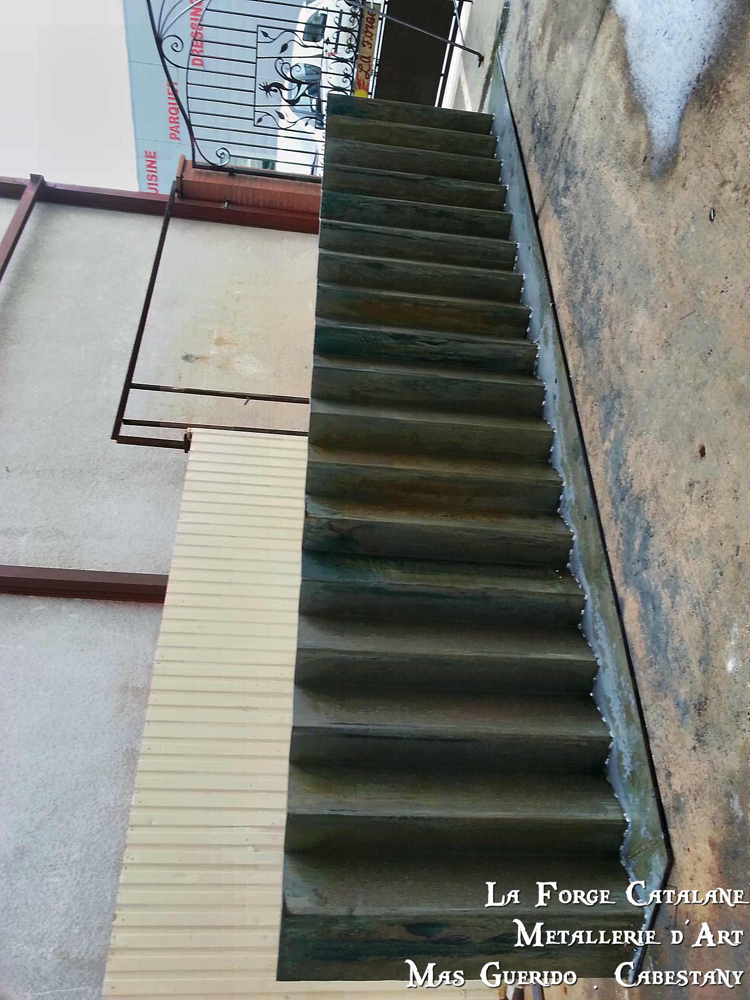 Escalier marches suspendues sans limons apparents 2 forge catalane.jpg
